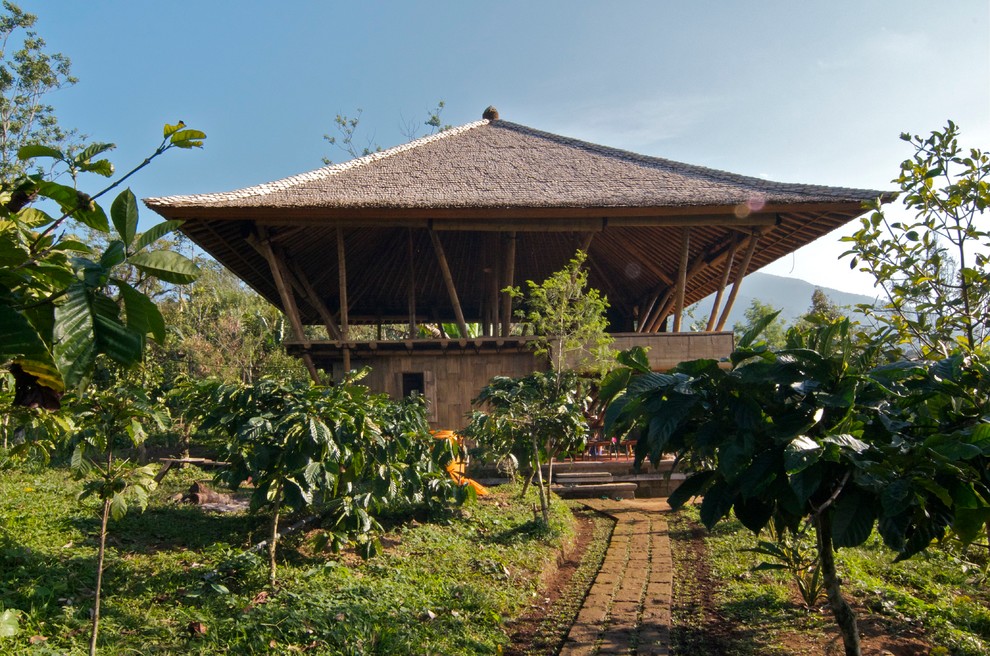 Esempio della facciata di una casa tropicale a un piano