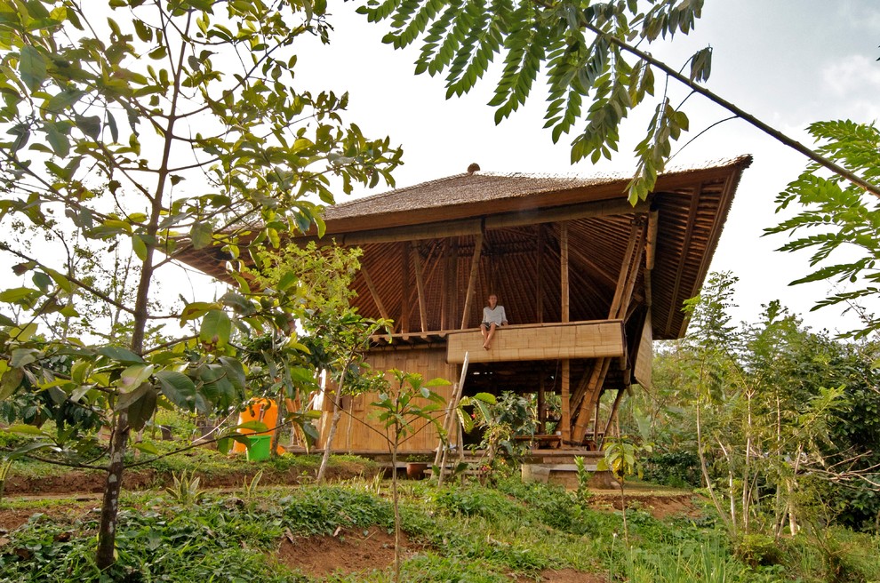 Foto på ett tropiskt hus, med två våningar