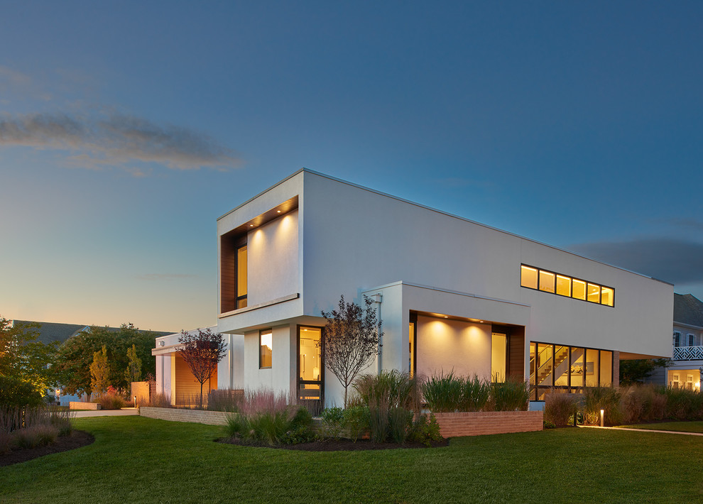 Свежая идея для дизайна: большой, двухэтажный, белый частный загородный дом в стиле модернизм с облицовкой из цементной штукатурки и плоской крышей - отличное фото интерьера