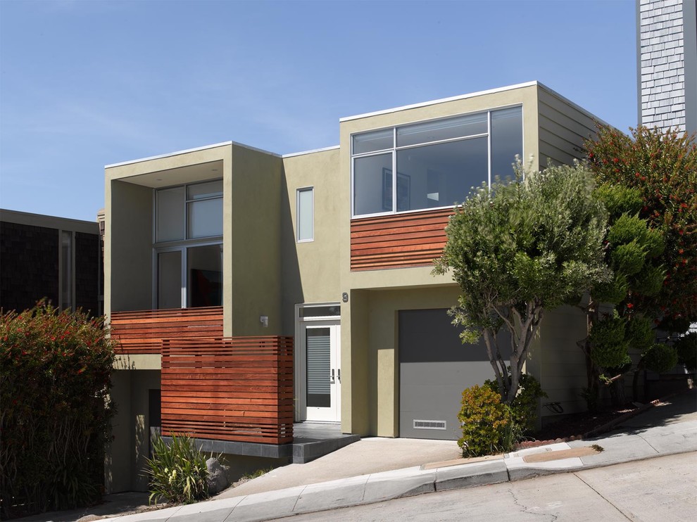 Diseño de fachada de casa beige moderna de tamaño medio de dos plantas con revestimiento de madera y tejado plano