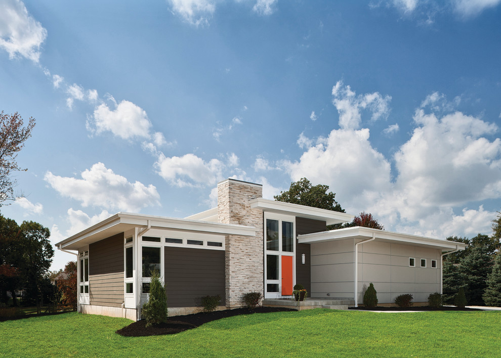 Стильный дизайн: одноэтажный, коричневый частный загородный дом среднего размера в современном стиле с комбинированной облицовкой и плоской крышей - последний тренд