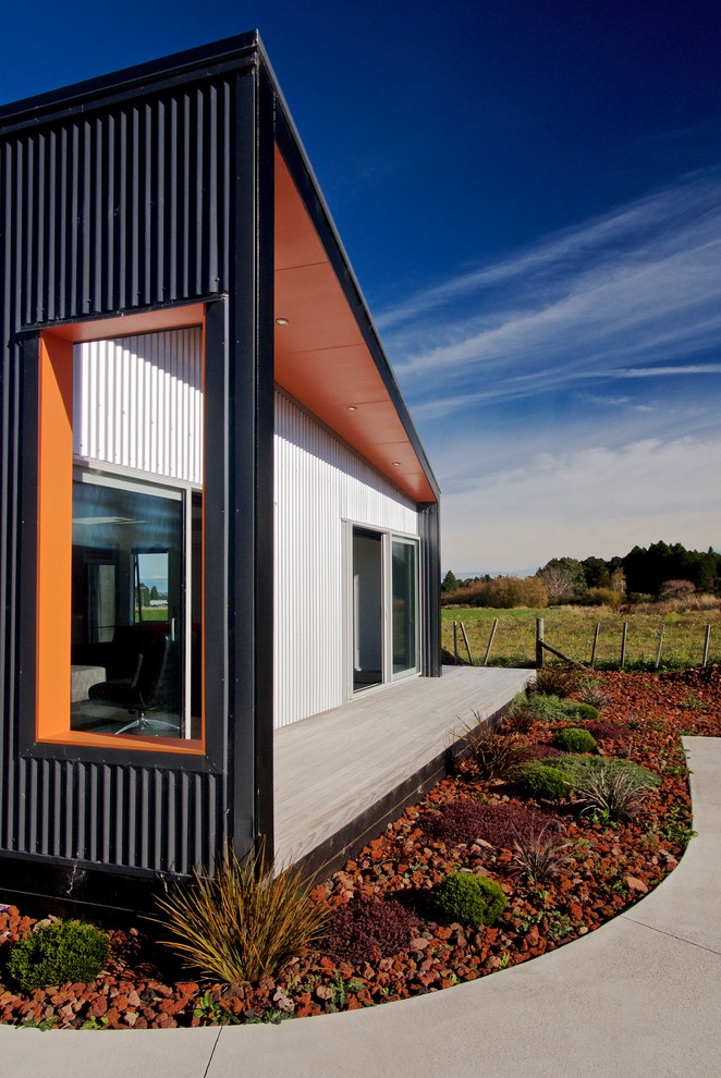 Idéer för små flerfärgade hus, med allt i ett plan, metallfasad och platt tak