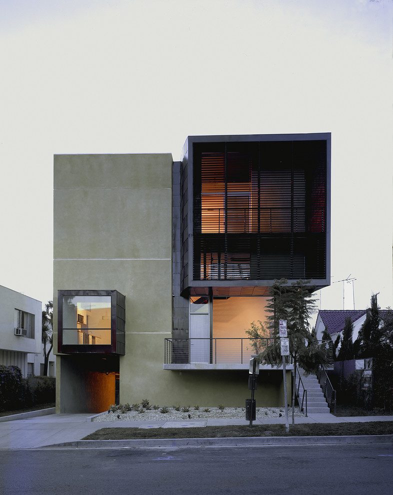 Kleines, Dreistöckiges Modernes Reihenhaus mit Putzfassade, grüner Fassadenfarbe, Flachdach und Misch-Dachdeckung in Los Angeles