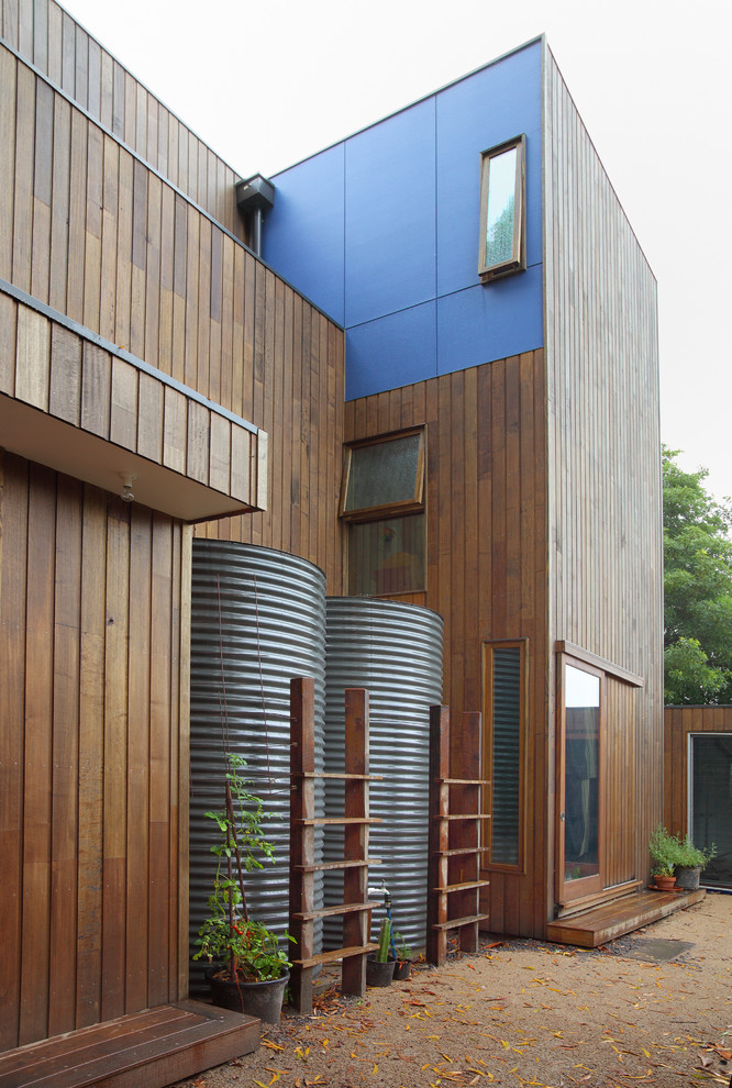 Große, Zweistöckige Holzfassade Haus mit beiger Fassadenfarbe und Flachdach in Melbourne