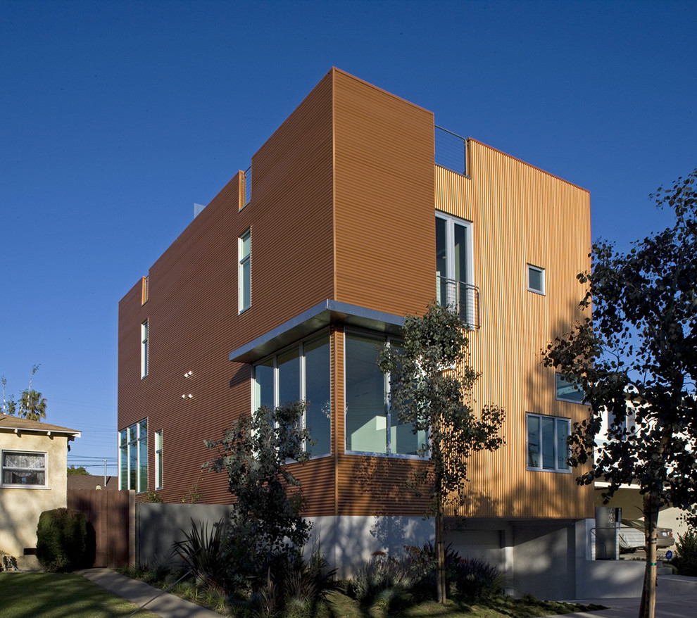 Imagen de fachada minimalista de tamaño medio de dos plantas con revestimiento de metal