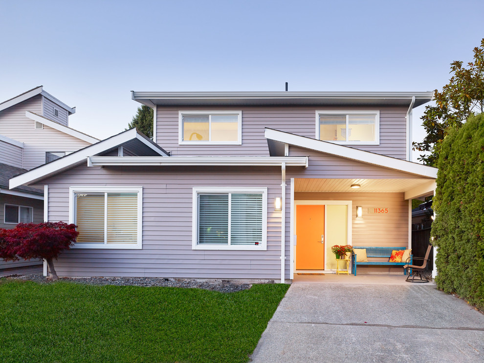 Großes, Zweistöckiges Retro Einfamilienhaus mit Lilaner Fassadenfarbe in Vancouver