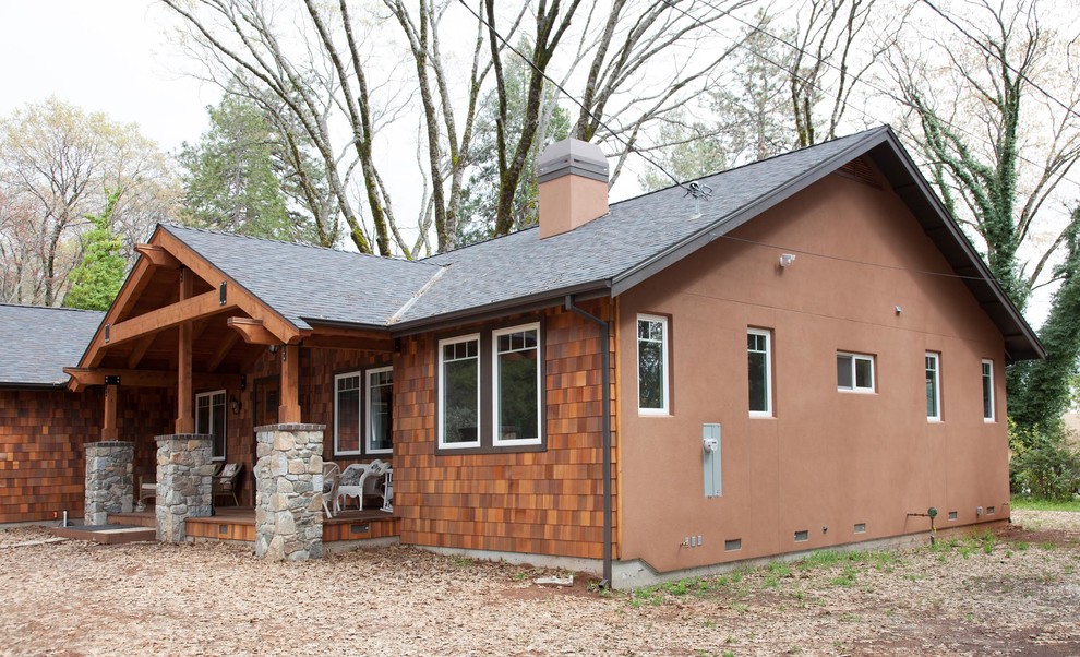 Идея дизайна: одноэтажный, деревянный, коричневый частный загородный дом среднего размера в стиле рустика с двускатной крышей и крышей из гибкой черепицы