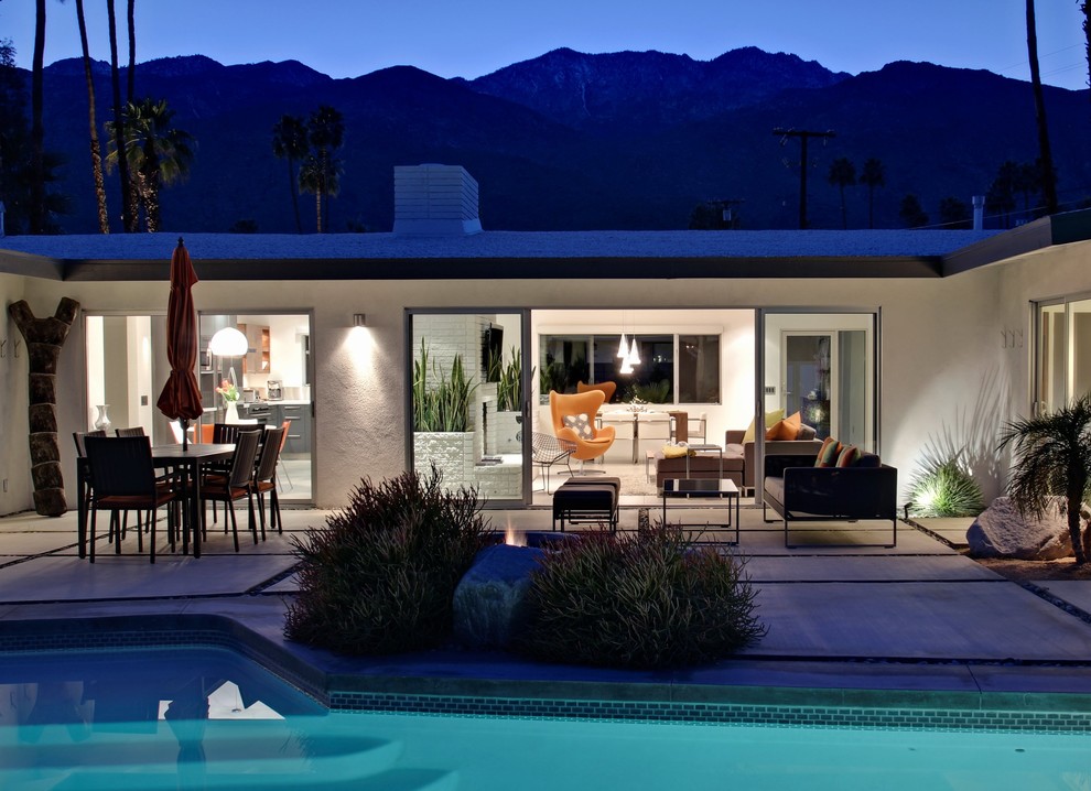 Large mid-century modern exterior home photo in Los Angeles