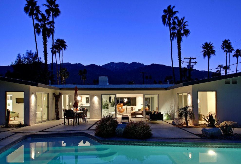 Inspiration for a large mid-century modern exterior home remodel in Los Angeles