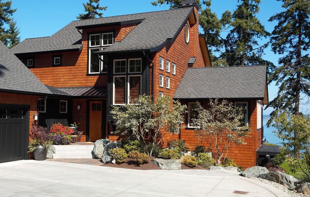 Стильный дизайн: деревянный, большой, трехэтажный, коричневый дом в стиле рустика с двускатной крышей - последний тренд