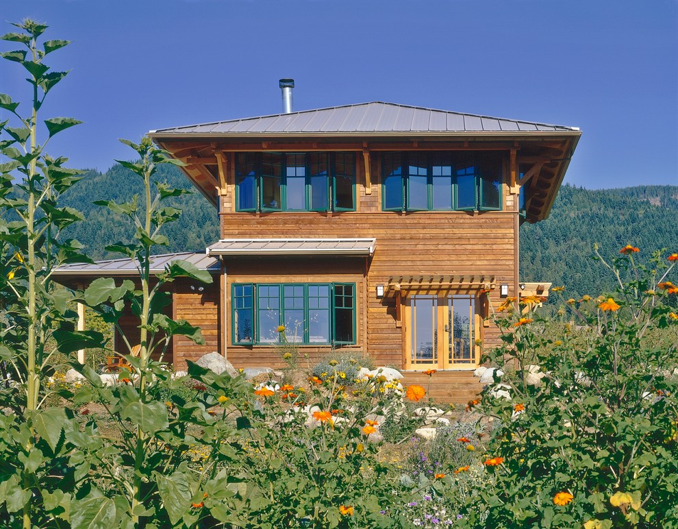Diseño de fachada de estilo americano con revestimiento de madera y tejado a cuatro aguas