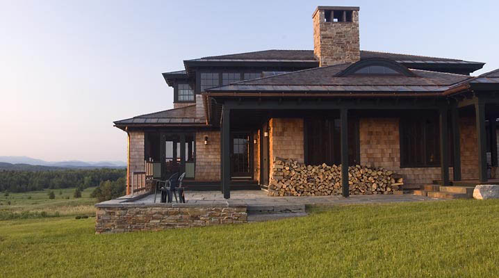 Exemple d'une grande façade de maison multicolore chic à un étage avec un revêtement mixte, un toit à quatre pans et un toit mixte.