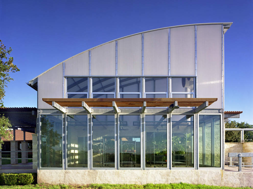 Immagine della facciata di una casa industriale a due piani