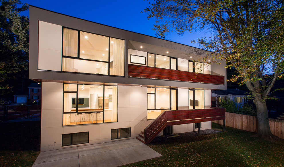 Modelo de fachada de casa beige minimalista de tamaño medio de dos plantas con revestimiento de aglomerado de cemento, tejado plano y tejado de metal