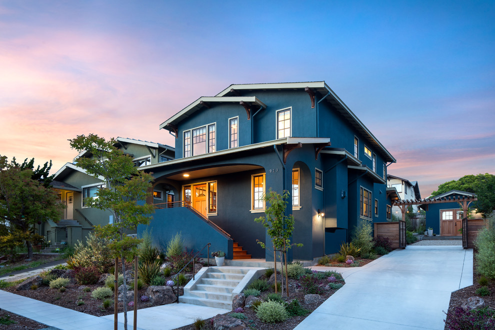 Идея дизайна: большой, двухэтажный, синий частный загородный дом в стиле неоклассика (современная классика) с облицовкой из цементной штукатурки, двускатной крышей и металлической крышей
