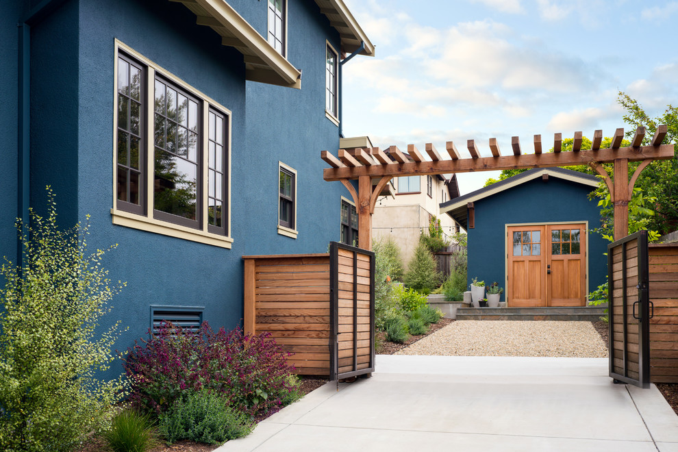 На фото: большой, двухэтажный, синий частный загородный дом в стиле неоклассика (современная классика) с облицовкой из цементной штукатурки, двускатной крышей и металлической крышей с