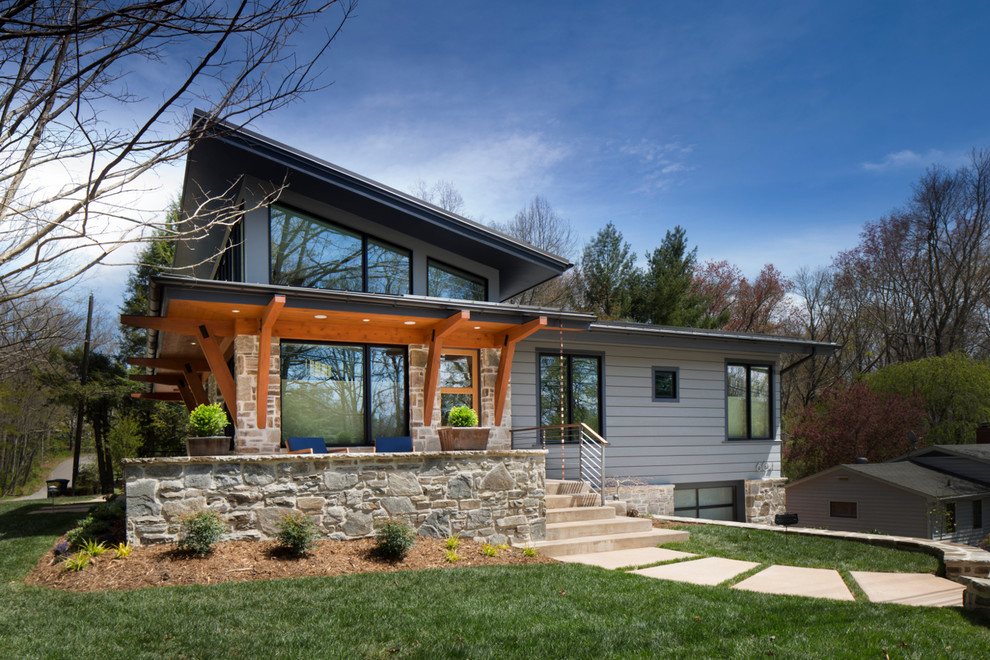 Zweistöckiges, Kleines Modernes Einfamilienhaus mit Mix-Fassade, grauer Fassadenfarbe und Pultdach in Sonstige