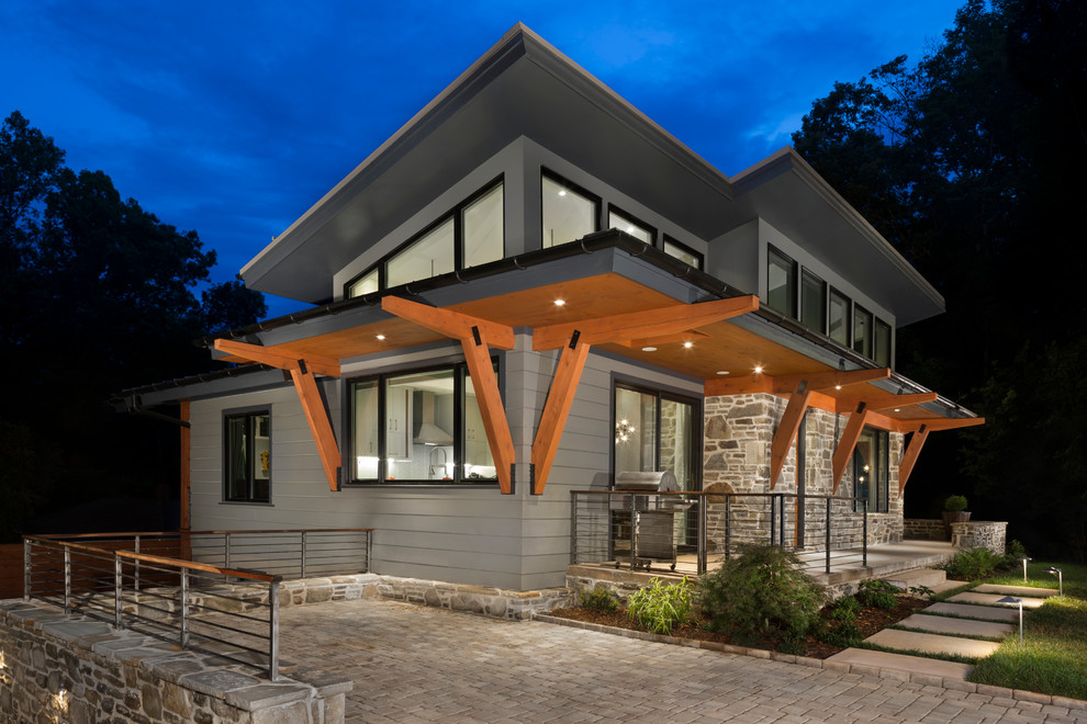 Aménagement d'une petite façade de maison grise contemporaine de plain-pied avec un revêtement mixte et un toit plat.