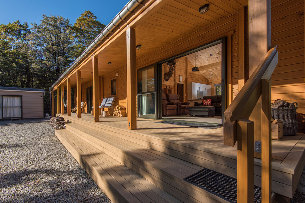 Mittelgroße, Einstöckige Skandinavische Holzfassade Haus mit Satteldach in Christchurch