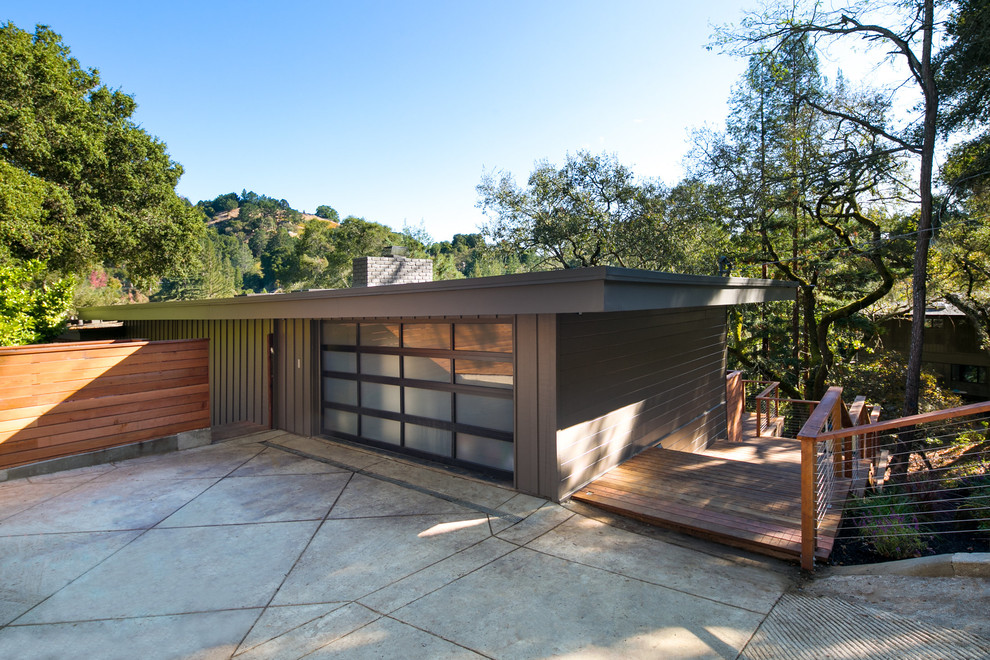 Modelo de fachada de casa gris minimalista grande de dos plantas con revestimiento de madera y tejado plano