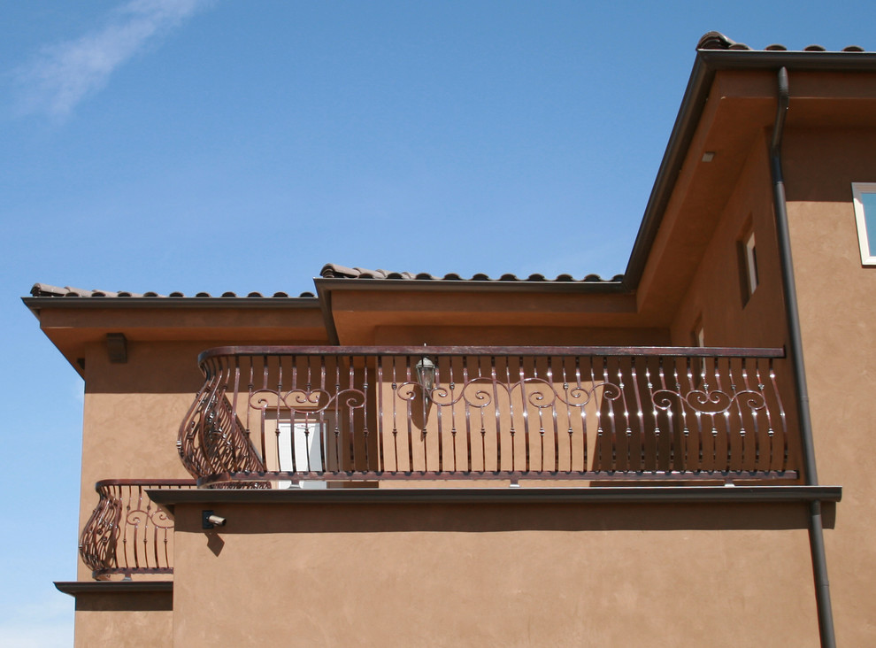 Cette image montre une façade de maison marron de taille moyenne et à un étage avec un revêtement en vinyle.