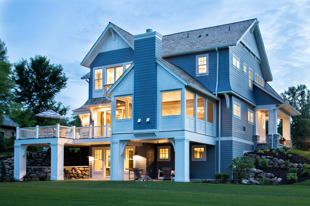 Geräumiges, Zweistöckiges Klassisches Haus mit Faserzement-Fassade, blauer Fassadenfarbe und Satteldach in Minneapolis