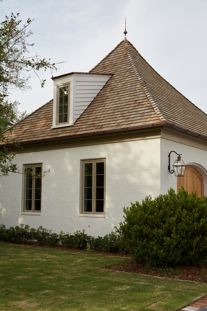 Источник вдохновения для домашнего уюта: большой, двухэтажный, кирпичный, белый дом в классическом стиле