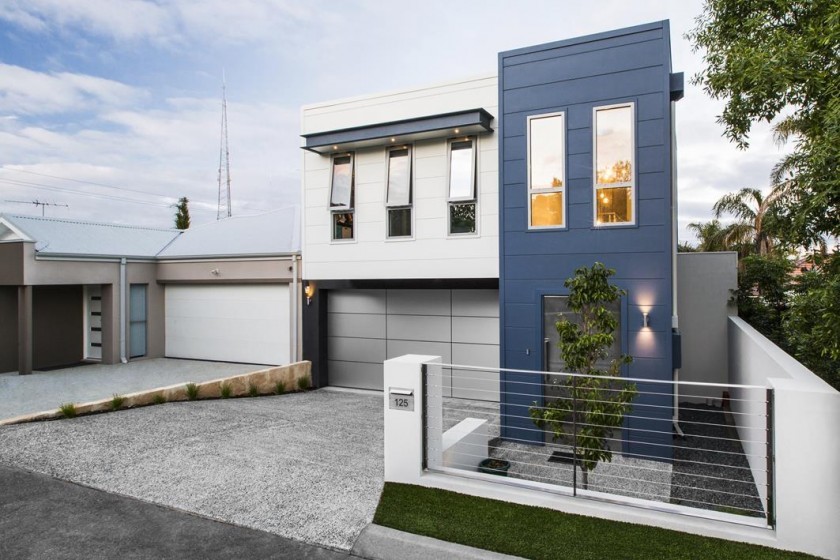 Idéer för ett mellanstort modernt blått radhus, med två våningar, platt tak, fiberplattor i betong och tak i metall