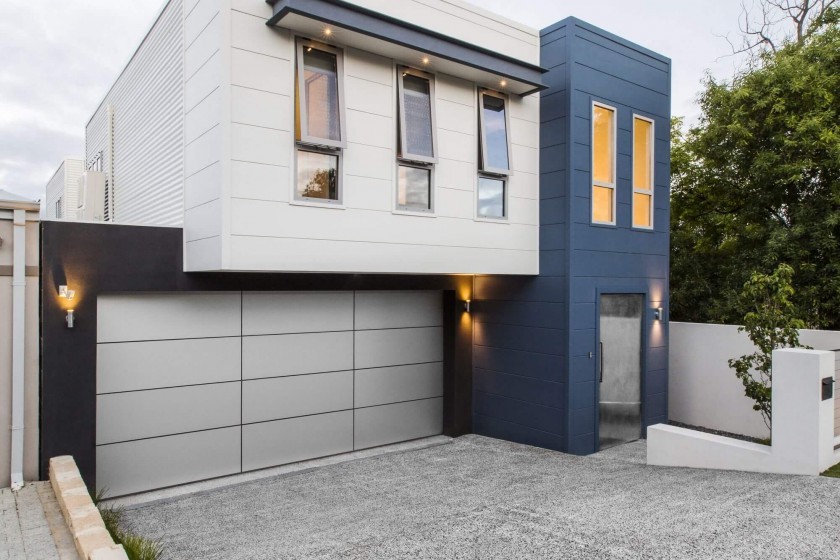 На фото: двухэтажный, синий таунхаус среднего размера в стиле модернизм с плоской крышей, облицовкой из ЦСП и металлической крышей
