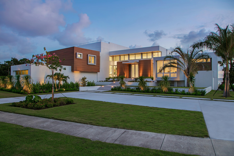 Foto de fachada de casa blanca minimalista grande de dos plantas con revestimientos combinados y tejado plano