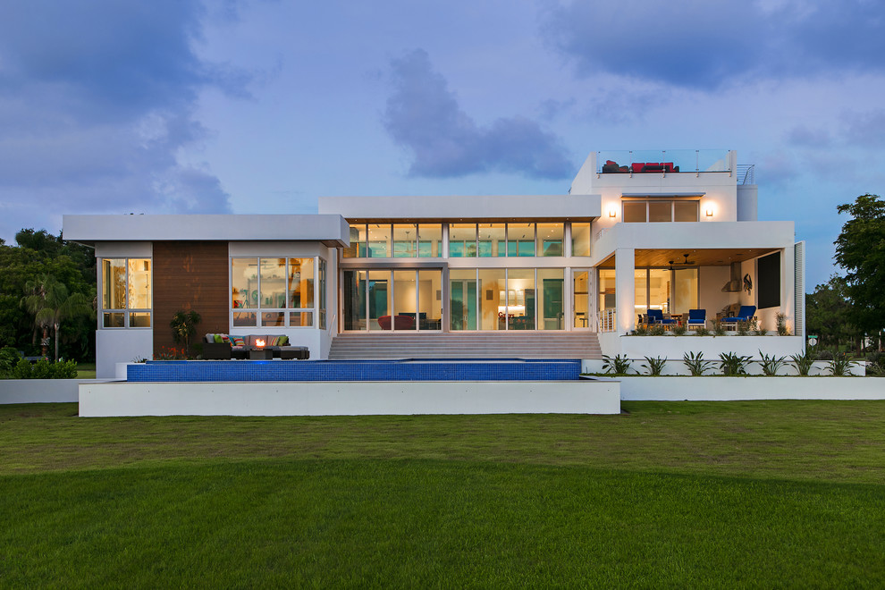 Großes, Dreistöckiges Modernes Haus mit Mix-Fassade, weißer Fassadenfarbe und Flachdach in Tampa
