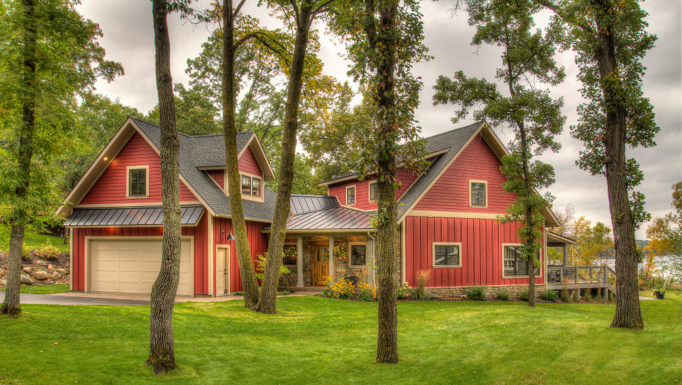 Inspiration pour une façade de maison rouge chalet à un étage avec un revêtement mixte, un toit à deux pans et un toit mixte.