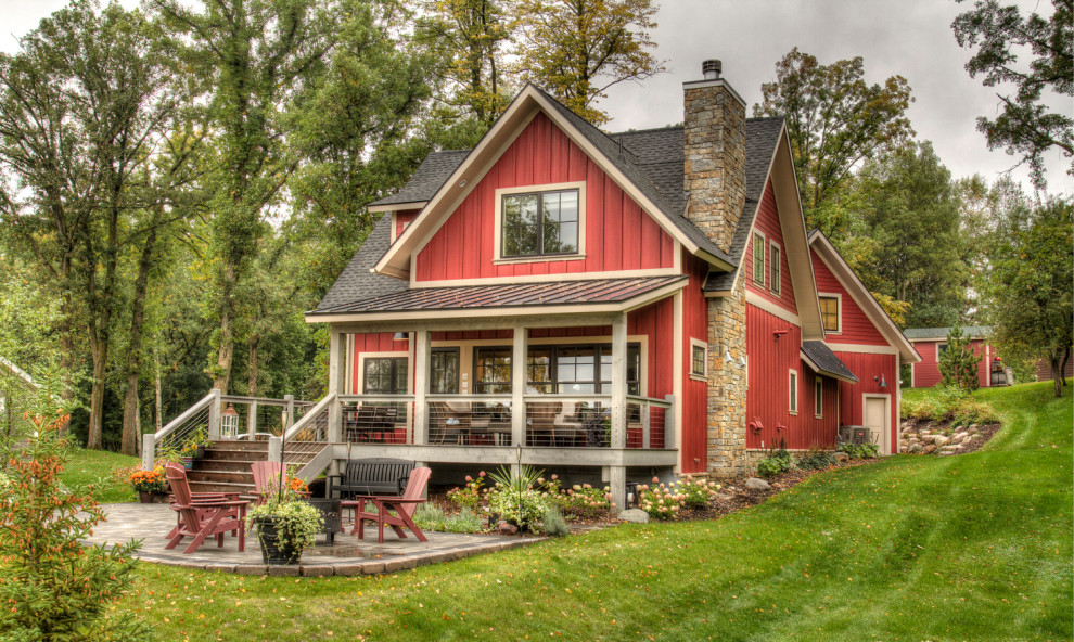 Свежая идея для дизайна: большой, трехэтажный, красный частный загородный дом в стиле кантри с комбинированной облицовкой, двускатной крышей и крышей из смешанных материалов - отличное фото интерьера