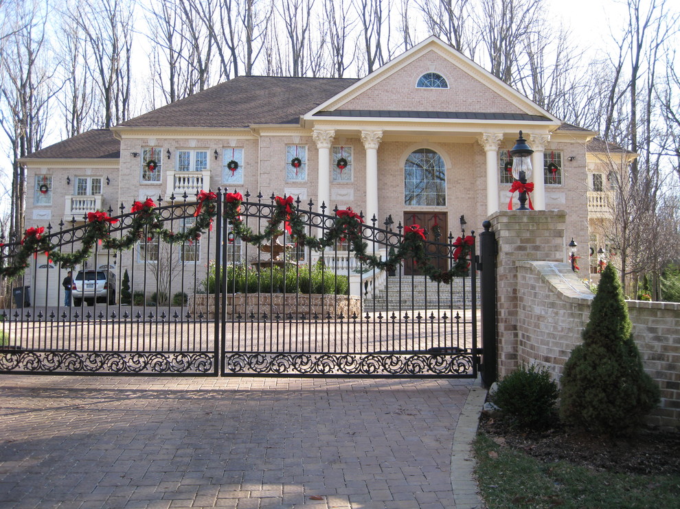 Immagine della facciata di una casa ampia classica con rivestimento in mattoni