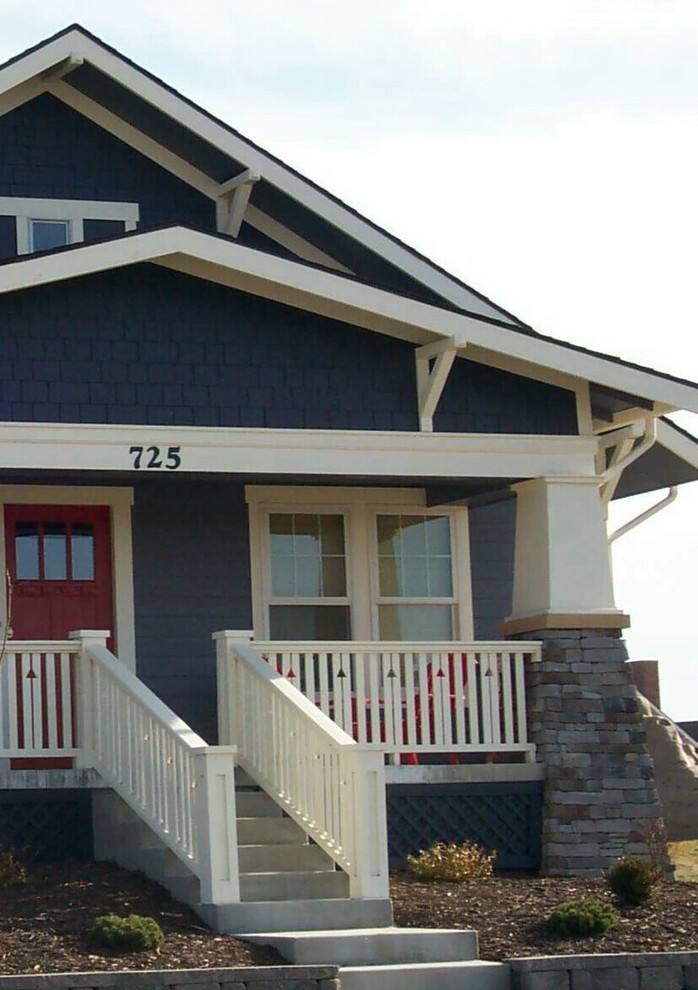 Idée de décoration pour une petite façade de maison bleue craftsman à un étage avec un revêtement mixte et un toit à deux pans.