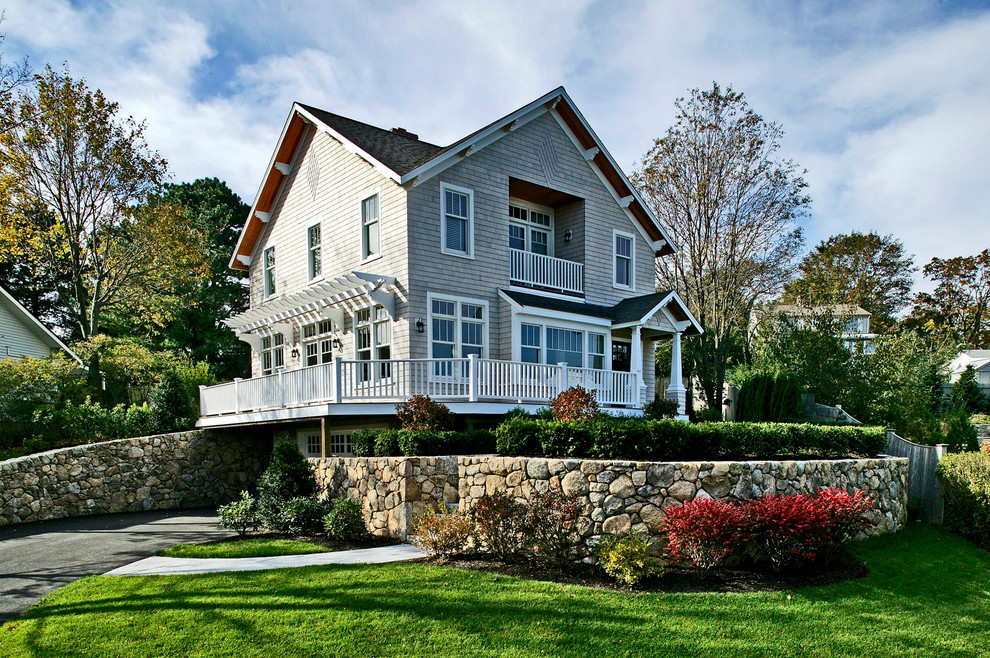 Immagine della facciata di una casa grigia american style a tre piani di medie dimensioni con rivestimento in legno e tetto a mansarda
