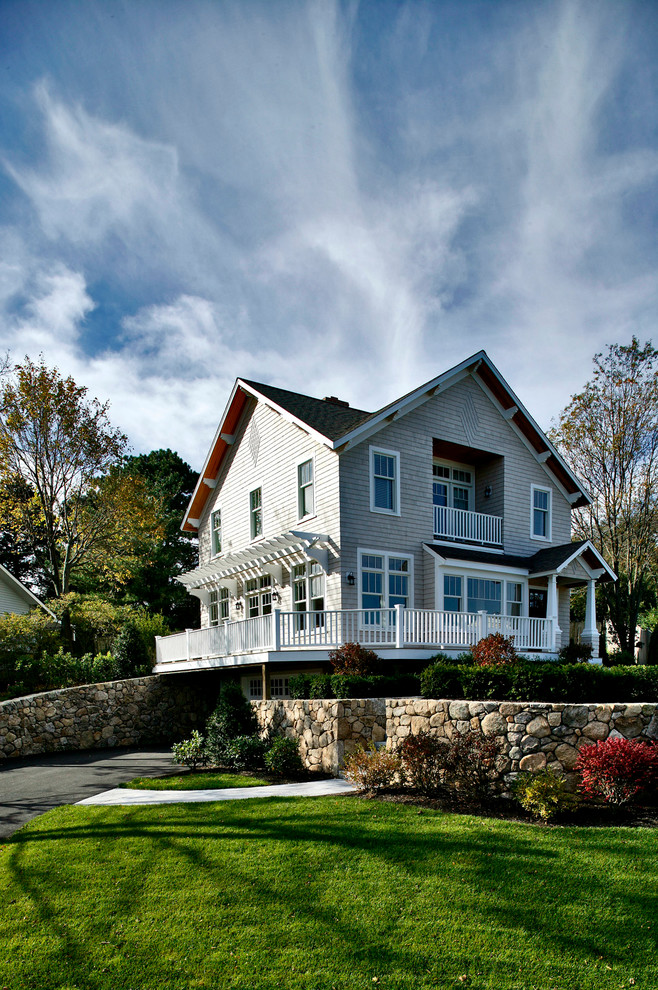 Стильный дизайн: трехэтажный, деревянный, серый дом среднего размера в стиле кантри с мансардной крышей - последний тренд