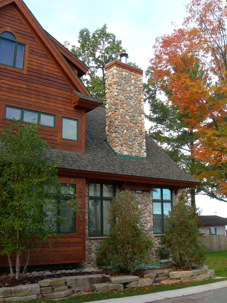 Dreistöckige Rustikale Holzfassade Haus mit brauner Fassadenfarbe und Satteldach in Sonstige
