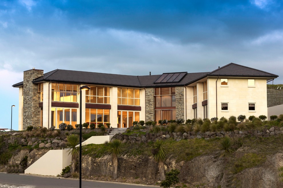Geräumiges, Zweistöckiges Modernes Haus mit Backsteinfassade, beiger Fassadenfarbe und Walmdach in Christchurch