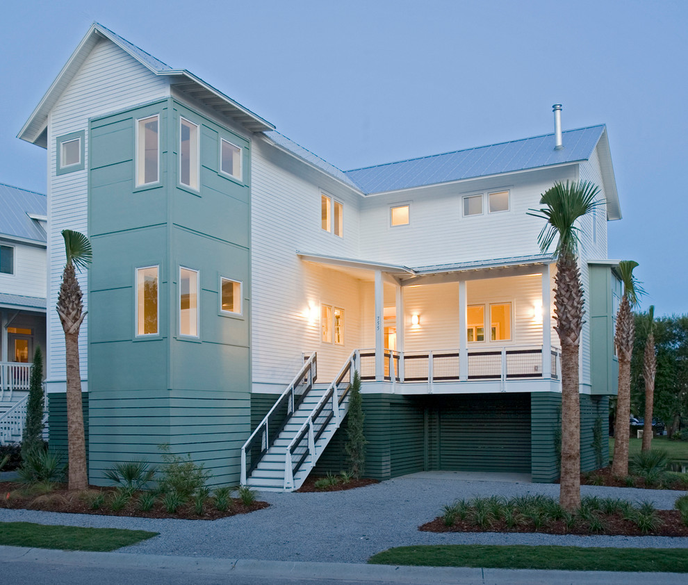 Cette photo montre une grande façade de maison métallique et bleue moderne à un étage avec un toit à deux pans.