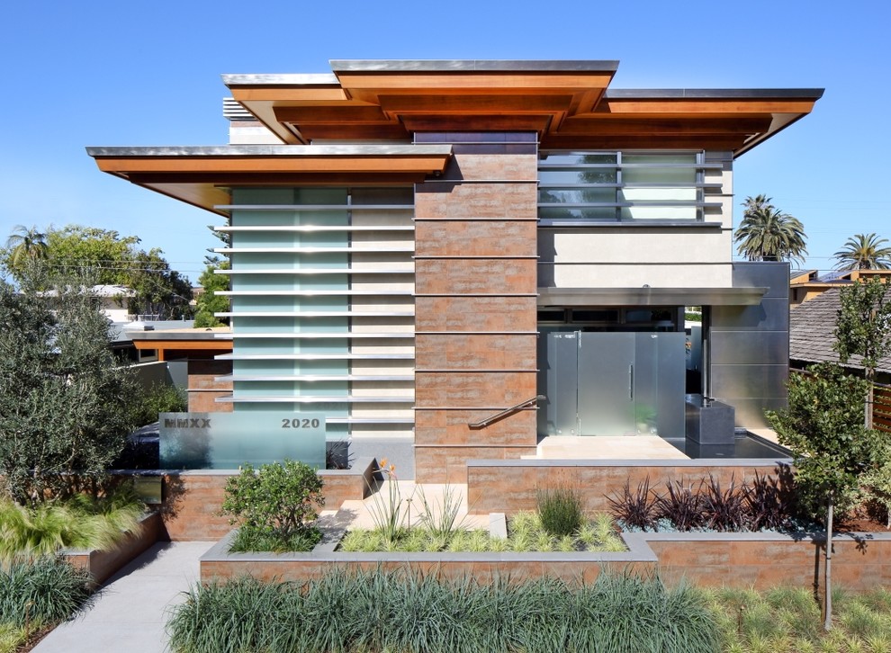 Идея дизайна: большой, двухэтажный, стеклянный, бежевый дом в стиле модернизм с плоской крышей