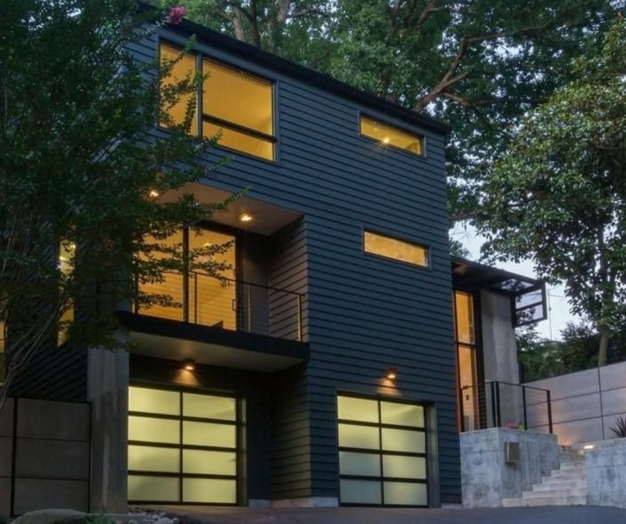 Ejemplo de fachada de casa azul moderna de tamaño medio de tres plantas con revestimiento de madera y tejado plano
