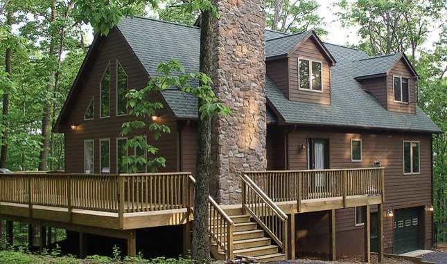 Idee per la facciata di una casa marrone classica a tre piani di medie dimensioni con rivestimento in legno