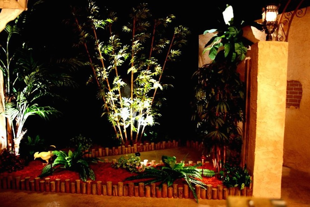 Imagen de fachada beige mediterránea de tamaño medio de dos plantas con revestimiento de estuco