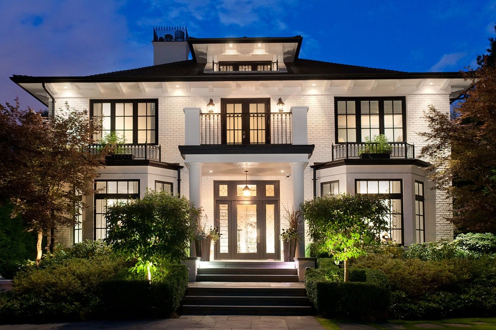 Mittelgroßes, Dreistöckiges Klassisches Haus mit Backsteinfassade, weißer Fassadenfarbe und Walmdach in Vancouver