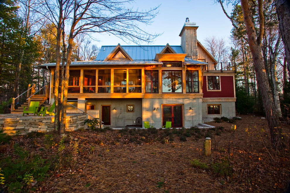 Idee per la facciata di una casa grande marrone rustica a due piani con rivestimenti misti e tetto a capanna