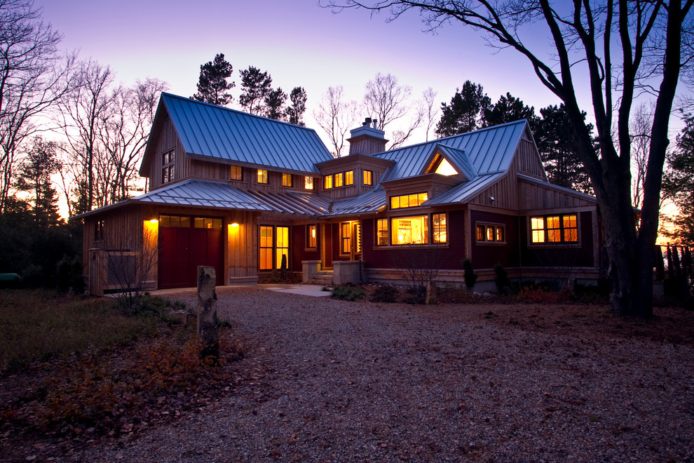 Großes, Zweistöckiges Uriges Haus mit Mix-Fassade, brauner Fassadenfarbe und Satteldach in Sonstige
