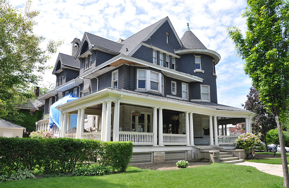 Свежая идея для дизайна: большой, двухэтажный, деревянный, синий дом в стиле ретро с мансардной крышей - отличное фото интерьера