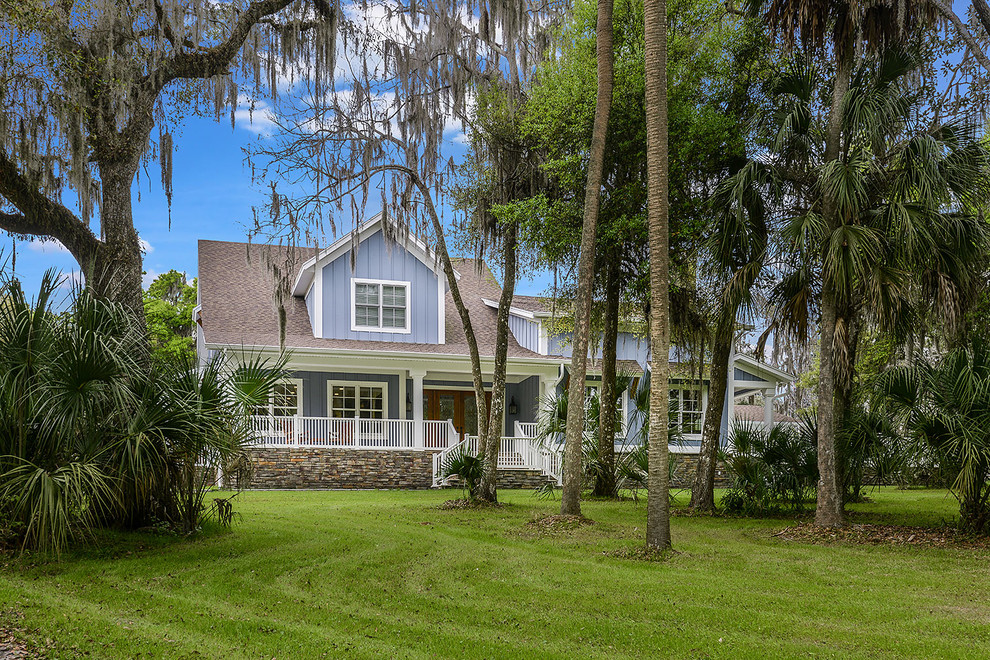 Mittelgroßes, Zweistöckiges Maritimes Einfamilienhaus mit Mix-Fassade, blauer Fassadenfarbe, Satteldach und Schindeldach in Tampa