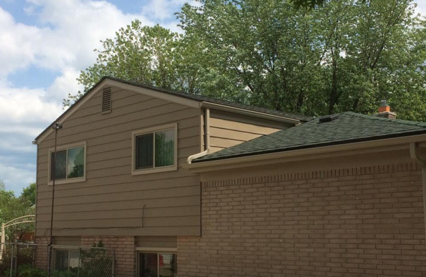 Ispirazione per la facciata di una casa piccola marrone american style a un piano con rivestimento in mattoni e tetto a capanna